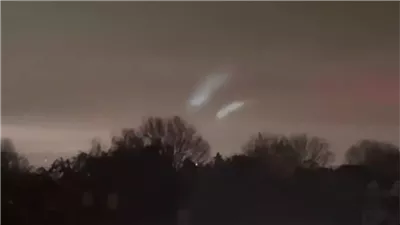 على هيئة قطار.. أضواء في سماء لندن تثير الجدل على السوشيال ميديا 