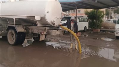 استمرار أعمال كسح مياه الأمطار في بلطيم بكفر الشيخ