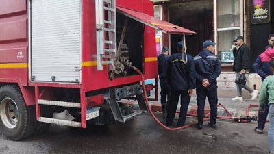 السيطرة على حريق اندلع في محل أدوات كهربائية بقنا| صور