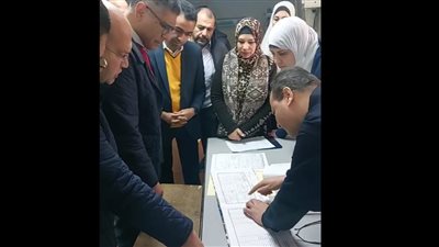 محافظ الجيزة يراجع دفاتر أحوال مستشفى أبو النمرس: تسجيل الحضور والانصراف مهم جدًا| صور