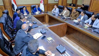 محافظ سوهاج يناقش ملف تقنين الأراضي الزراعية