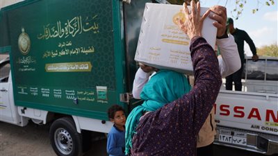 بيت الزكاة يوزع بطاطين ومواد غذائية على المستحقين بالإسماعيلية