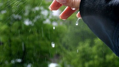 هل الوقوف تحت المطر يجلب البركة؟