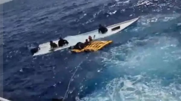 غرق مركب قرب سواحل