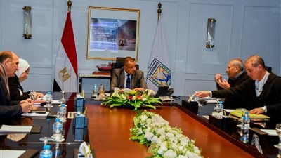 بمشاركة 6 دول عربية.. محافظ جنوب سيناء يبحث استعدادات شرم الشيخ لانطلاق سباقات الهجن الدولية 