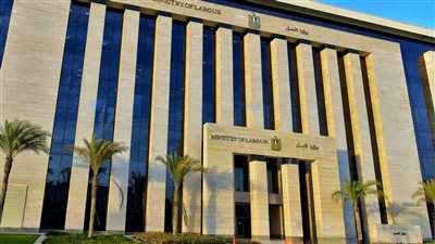 بعد انتشار عمليات النصب.. وزارة العمل: جميع خدمات الوزارة مجانية ولا يوجد وسطاء أو رسوم