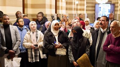  وزير الأوقاف يوجه بتنظيم جولة للطلاب الوافدين من جيبوتي بمسجد السيدة زينب | صور