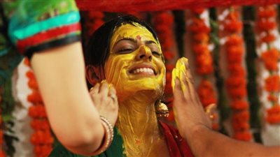 خلطة الكركم الهندية للوجه.. اعرفي سر جمال تارا سوتاريا وبريانكا شوبرا