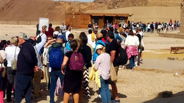 السياح داخل معبد