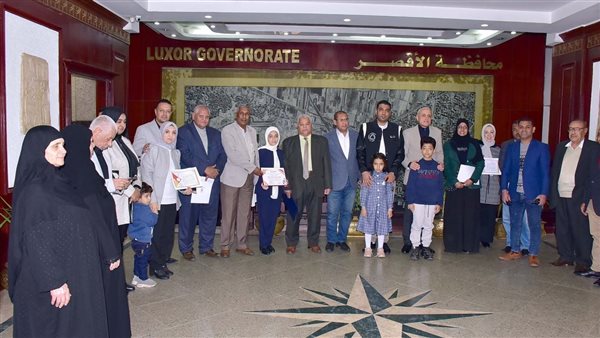 محافظ الأقصر يكرم