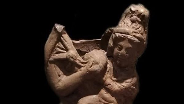 تمثال من التراكوتا