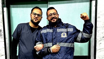 بـ6 دورات إنعاش.. مسعف وزميله ينقذان حياة شاب بعد توقف قلبه فجأة