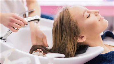 تصيب بالسرطان.. تحذيرات من منتجات فرد الشعر