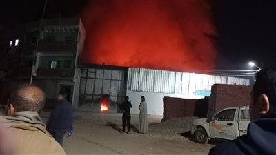 اندلاع حريق داخل مخزن توزيع مواد غذائية بسوهاج.. والحماية المدنية تسيطر على النيران
