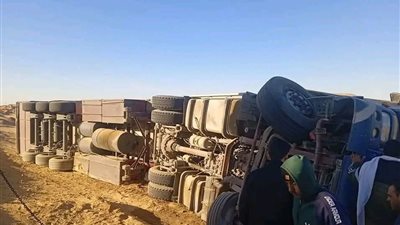 مصرع شخص وإصابة آخر في انقلاب تريلا بالوادي الجديد