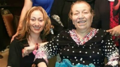 إيناس مكي: أنا مش متزنة نفسيًا بعد موت أمي.. ومن كتر عياطي عيني تعبت