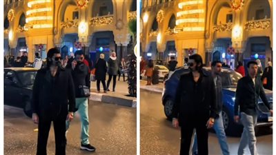  بـ ستايل من الستينيات.. شاب يتجول في وسط البلد ويثير دهشة المارة: هدفي الترويج للسياحة