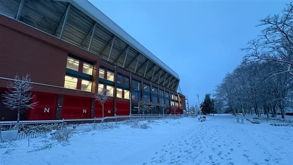 العاصفة الثلجية خارج