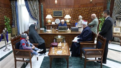 تحمل ابنها يوميًا للكلية.. الحاجة زينب بعد مقابلة الإمام الأكبر: طيب جدا وطلبت منه وظيفة لابني ووافق