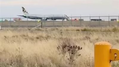 متجهة من أستراليا لـ أبو ظبي.. انفجار عجلات طائرة بوينج خلال الإقلاع وعلى متنها 300 شخص