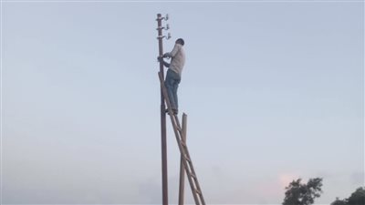 بعد سقوطها بسبب شدة الرياح.. رفع 4 أعمدة إنارة بقرية بويط في البحيرة