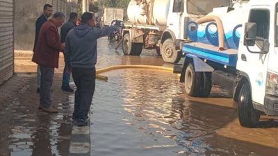 الشوارع غرقت.. كسر مفاجئ في خط مياه بـ أبو تشت بقنا | صور