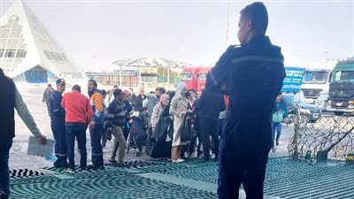 رفعوا لافتات شكرا مصر.. مغادرة ثالث فوج من السوريين ميناء نويبع متجهين إلى بلادهم