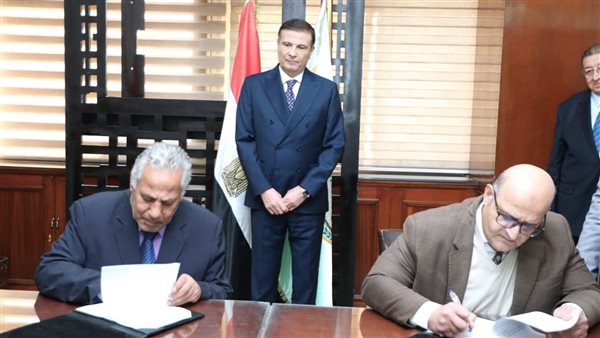 جانب من التوقيع 