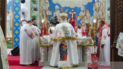 أسقف البحر الأحمر يترأس قداس عيد الميلاد بكاتدرائية الأنبا شنودة في الغردقة | صور