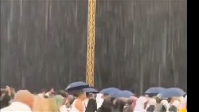 في مشهد مهيب.. هطول أمطار غزيرة على الكعبة المشرفة