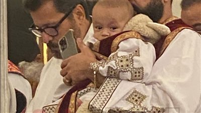 بلباس الشمامسة.. أصغر مُصلٍّ يشارك في احتفالات الأقباط بعيد الميلاد في الأقصر