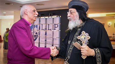 رئيس أساقفة الإسكندرية يشارك في قداس عيد الميلاد ويهنئ البابا تواضروس الثاني