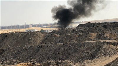 الدفع بنيتروجين سائل لإخراج بواقي الغاز في حريق أحد خطوط أنابيب البترول لإتمام عمليات التبريد