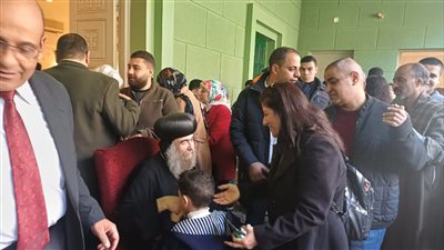 بالشوكولاتة والعيدية.. أسقف أسيوط للأقباط الأرثوذكس يستقبل المسيحيين بكاتدرائية رئيس الملائكة