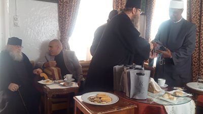 أولى زياراته.. رئيس مدينة سانت كاترين يترأس وفدًا من الأوقاف والأزهر لتقديم التهاني بعيد الميلاد للدير