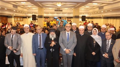 محافظ القليوبية ومدير الأمن يقدمان التهنئة بعيد الميلاد بمطرانية بنها والكنيسة الإنجيلية|صور