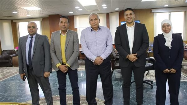 جانب من لقاء محافظ