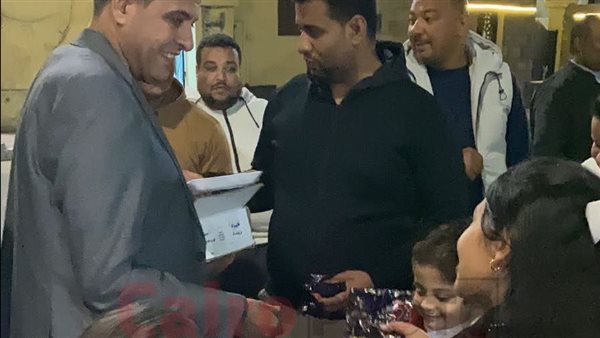 رئيس المدينة يوزع