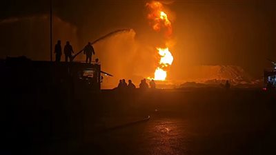 مشتعل منذ الأمس.. الحماية المدنية تواصل جهودها للسيطرة على حريق خط غاز الخانكة| فيديو