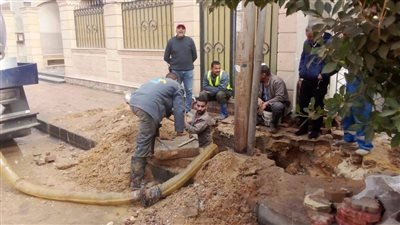 حي مدينة نصر: إصلاح ماسورة عمومية بمنطقة أرض الجولف وعودة المياه لطبيعتها.. صور