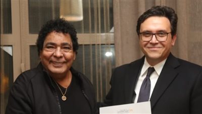 وزير الثقافة يسلم الكينج محمد منير درع تكريمه من الوزارة في منزله بسبب ظروفه الصحية