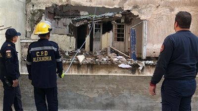 بعد سقوط شرفة وأجزاء خارجية منه.. إزالة الأجزاء الخطرة من منزل قديم في الإسكندرية