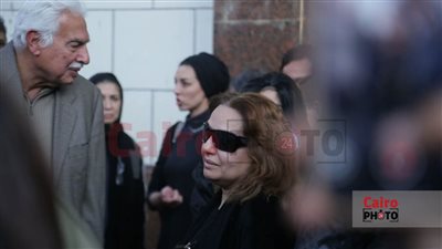 أحمد نظيف يواسي ابنة الإعلامية ليلى رستم خلال جنازة الراحلة| صور
