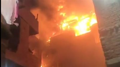 وصول فريق من جهات التحقيق إلى موقع حريق عدة منازل بمنشأة ناصر