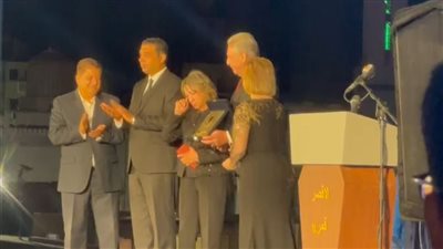 زوجة الراحل عاطف بشاي باكية خلال تكريمه من مهرجان الأقصر: كان ملاكا.. والملائكة لا تسكن الأرض