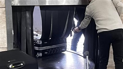 إكرامية خلف السير.. راكب يزعم دفع أموال لعاملين بمطار القاهرة لتسهيل تسليم الحقائب لأصحابها