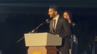 خالد النبوي باكيا خلال تكريمه بمهرجان الأقصر للسينما الإفريقية: ممتن إني اتولدت على أرض مصر