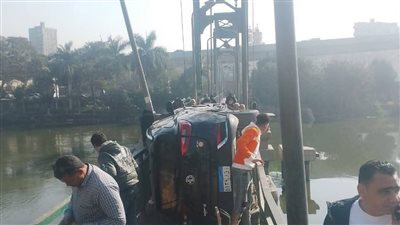 تفاصيل انقلاب سيارة اعلى معدية للمشاه بشبرا الخيمة 