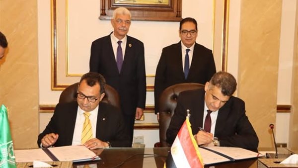 جانب من التوقيع 