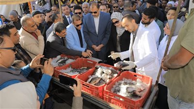 محافظ سوهاج يفتتح سوق اليوم الواحد للسلع الغذائية بمدينة طما